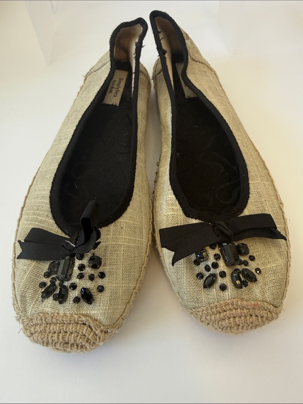 Vera Wang women's beige and black slip-on shoes - Size 9